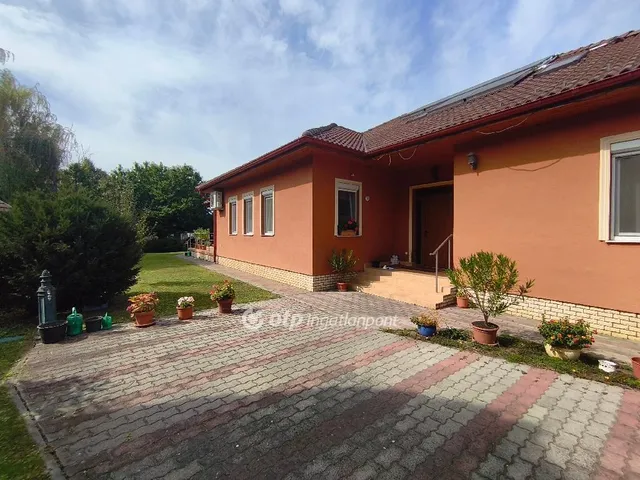 Eladó ház Kápolnásnyék 220 nm