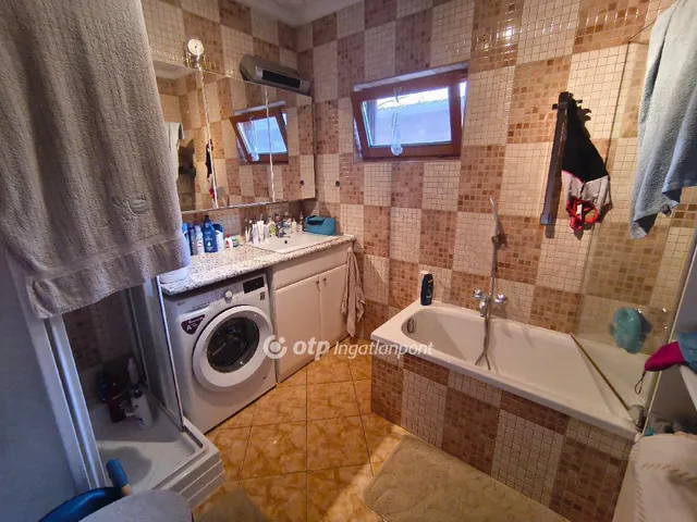 Eladó ház Besnyő 223 nm