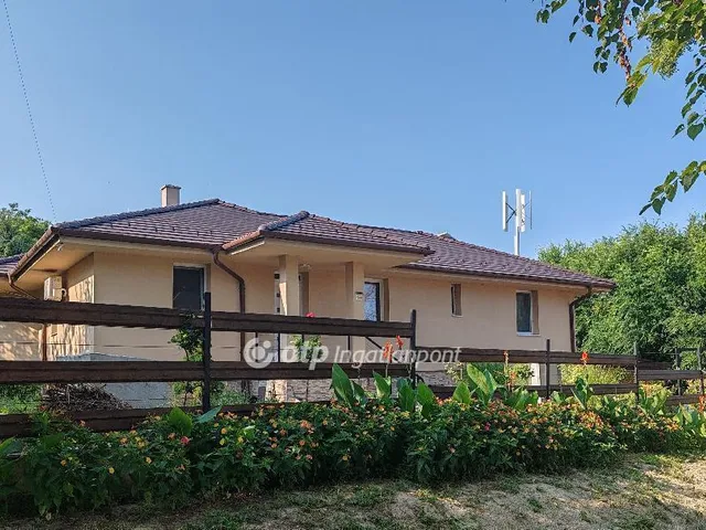 Eladó ház Kápolnásnyék 210 nm