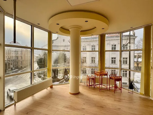 Eladó kereskedelmi és ipari ingatlan Székesfehérvár 55 nm