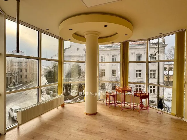 Eladó kereskedelmi és ipari ingatlan Székesfehérvár 55 nm