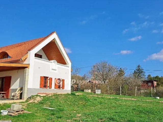 Eladó nyaraló Balatonalmádi 138 nm