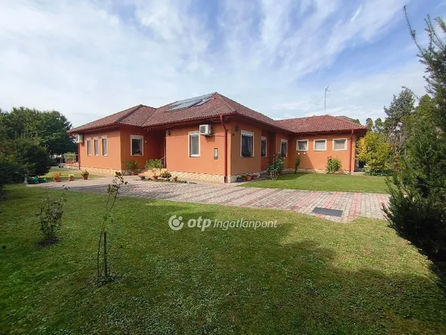 Eladó ház Kápolnásnyék 220 nm