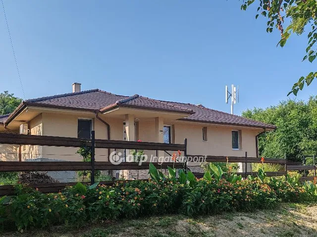 Eladó ház Kápolnásnyék 210 nm