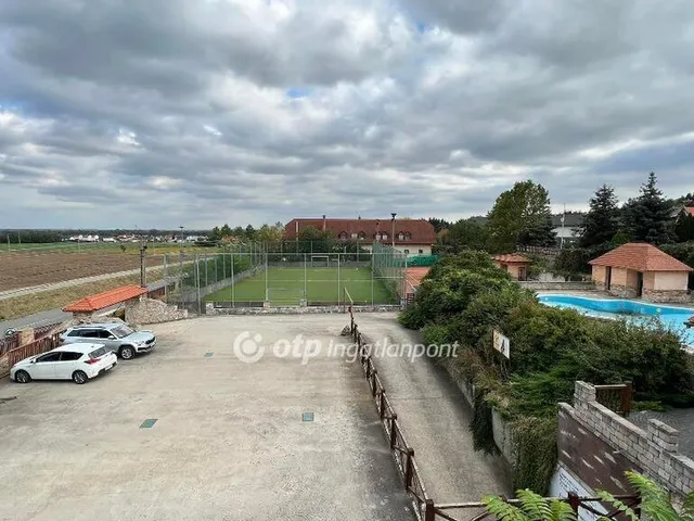 Eladó kereskedelmi és ipari ingatlan Velence 2400 nm