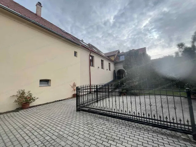 Eladó lakás Tata 161 nm