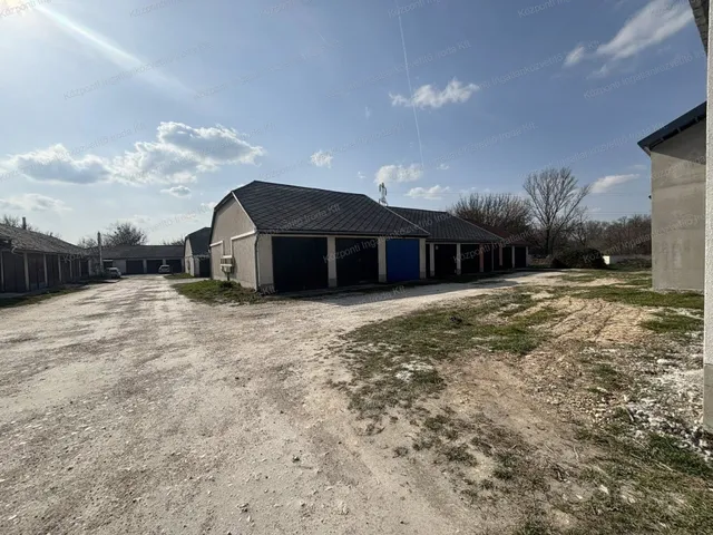 Eladó garázs Tatabánya, Dózsakert 16 nm