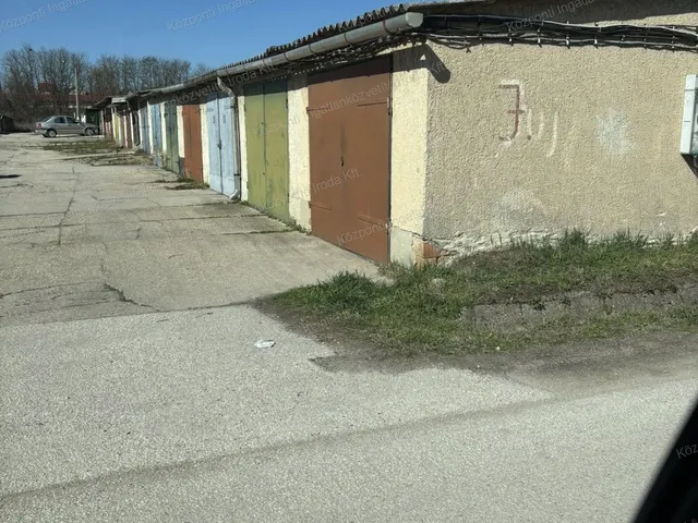 Eladó garázs Oroszlány 21 nm
