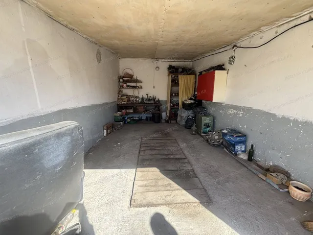 Eladó garázs Oroszlány 21 nm
