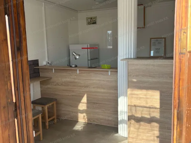 Kiadó kereskedelmi és ipari ingatlan Tata 25 nm