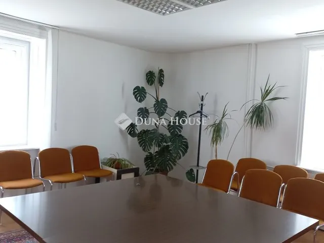 Kiadó kereskedelmi és ipari ingatlan Budapest V. kerület, Március 15. tér 170 nm