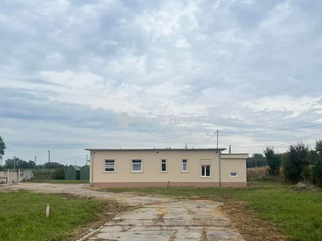 Eladó kereskedelmi és ipari ingatlan Kiskunhalas 180 nm