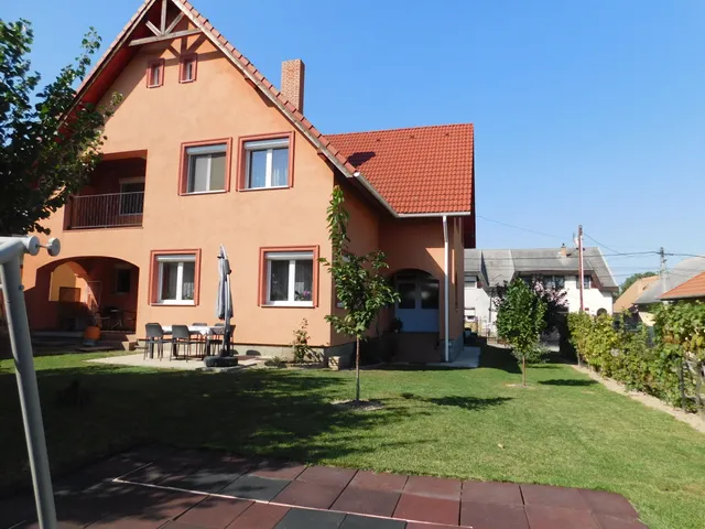 Eladó ház Százhalombatta 256 nm
