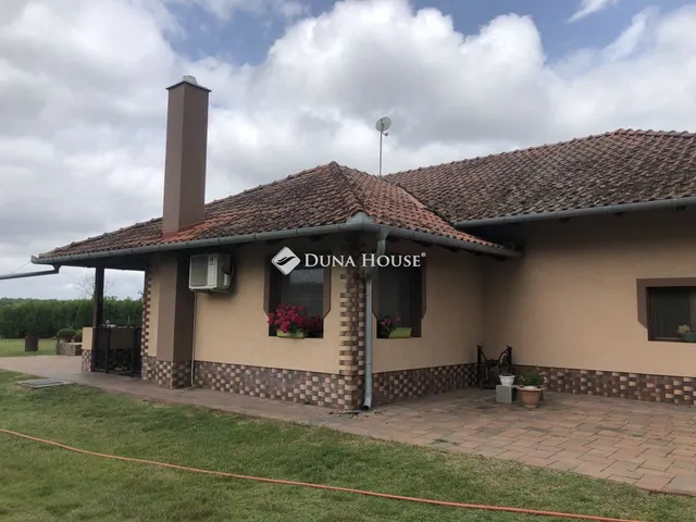 Eladó mezőgazdasági ingatlan Szank 350000 nm