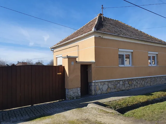 Eladó ház Mezőlak 80 nm