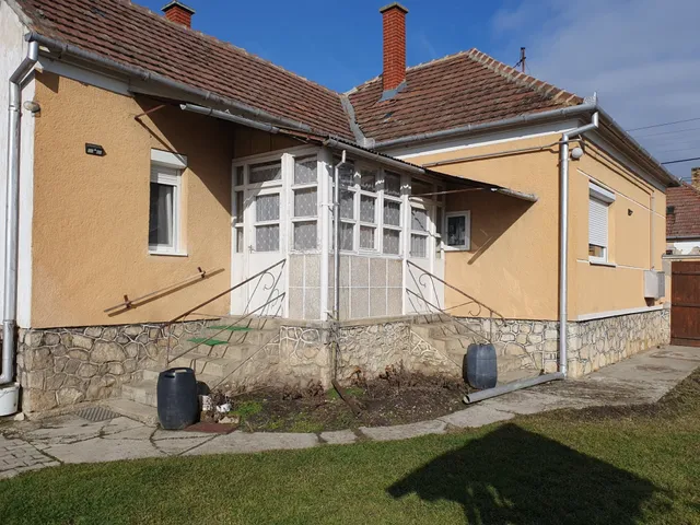 Eladó ház Mezőlak 80 nm