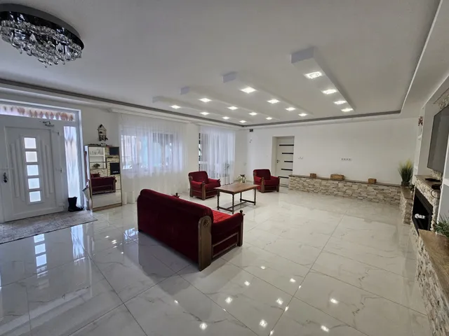 Eladó ház Nyárád 227 nm