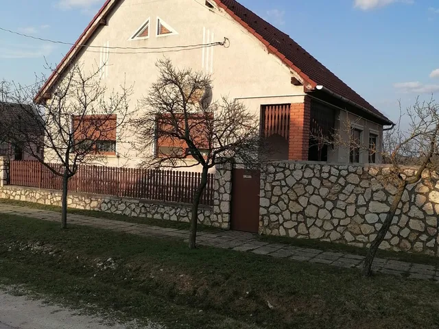 Eladó ház Bakonyszücs 97 nm