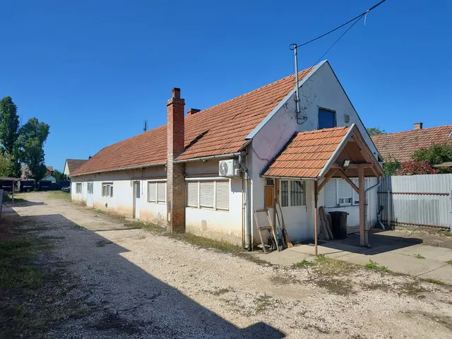 Eladó kereskedelmi és ipari ingatlan Szeged, Makai út 205 nm