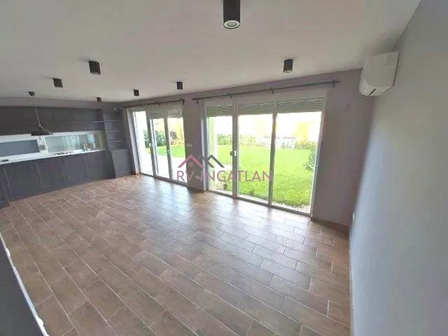 Eladó lakás Érd, Fürdő utca 164 nm