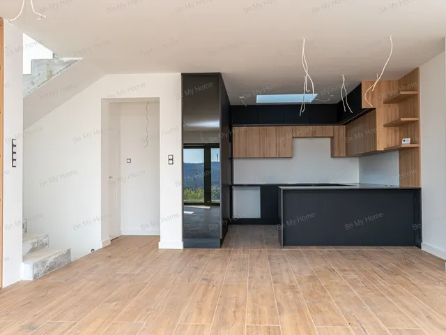 Eladó ház Budapest II. kerület, Máriaremete 240 nm