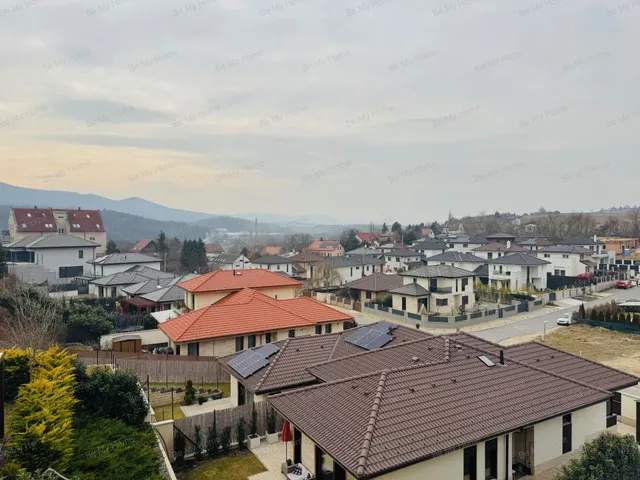 Eladó ház Üröm 175 nm