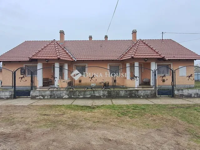 Eladó ház Törtel, Fűzfa út 160 nm