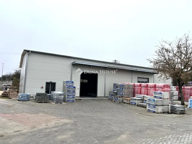 Eladó kereskedelmi és ipari ingatlan Budapest XVI. kerület, Sarjú út 600 nm