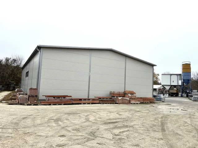 Eladó kereskedelmi és ipari ingatlan Budapest XVI. kerület, Sarjú út 600 nm