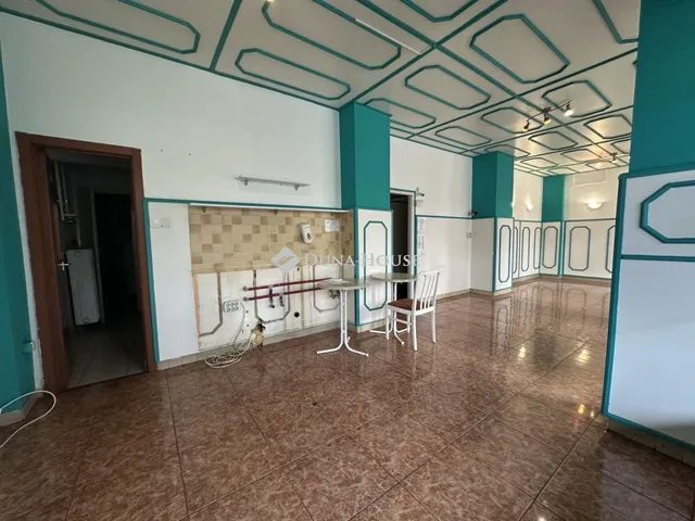 Eladó kereskedelmi és ipari ingatlan Dunaújváros, Derkovits Gyula utca 82 nm