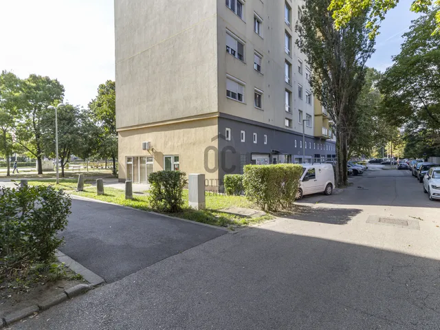 Eladó kereskedelmi és ipari ingatlan Székesfehérvár, Víziváros 32 nm