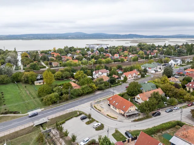 Eladó kereskedelmi és ipari ingatlan Gárdony 251 nm