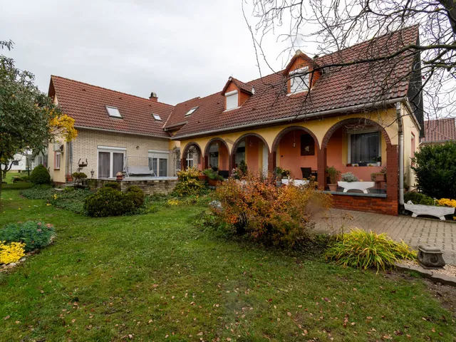 Eladó ház Mór 240 nm