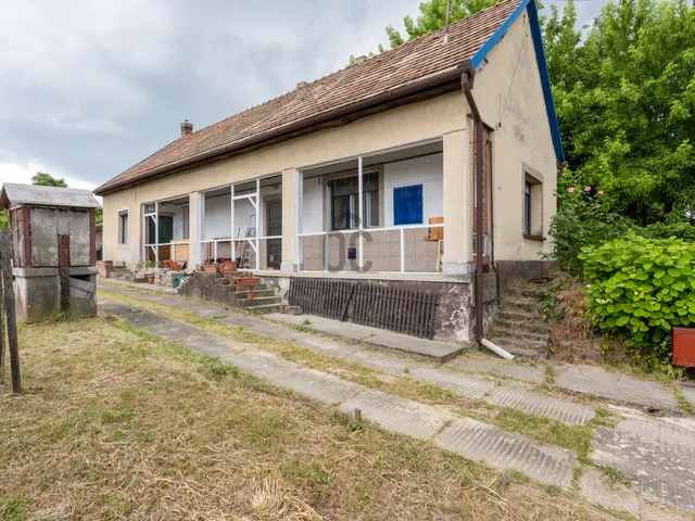 Eladó ház Kápolnásnyék 1975 nm