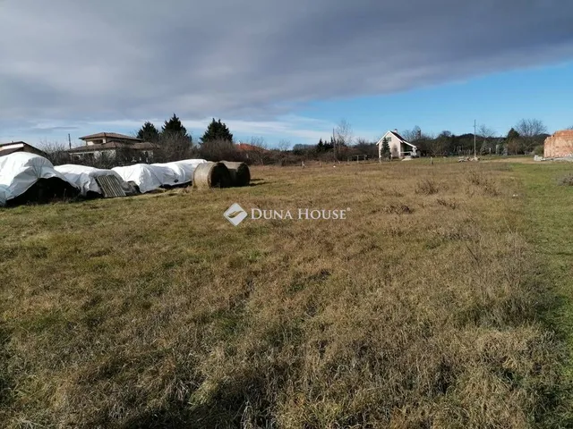 Eladó telek Kőszárhegy 850 nm