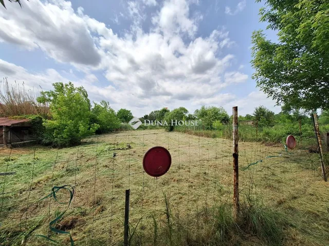 Eladó telek Bicske, Botond tér 832 nm