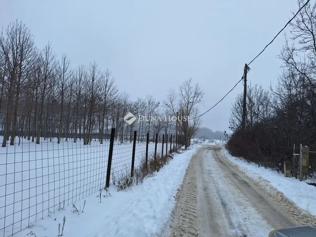 Eladó telek Bicske, Zártkert 1111 nm