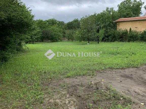 Eladó telek Bicske, Zártkert 1111 nm