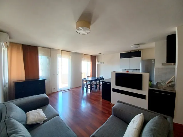 Kiadó lakás Budapest IX. kerület, Erkélyes, liftes, Haller park mellett 80 nm