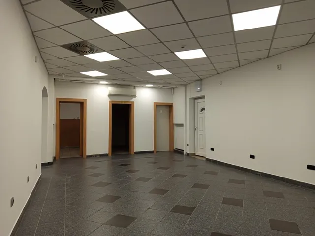 Kiadó kereskedelmi és ipari ingatlan Budapest XIV. kerület, Nagy gyalogosforgalmú főútvonalnál út