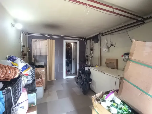 Eladó ház Dunakeszi, Fő út közeli utca 200 nm