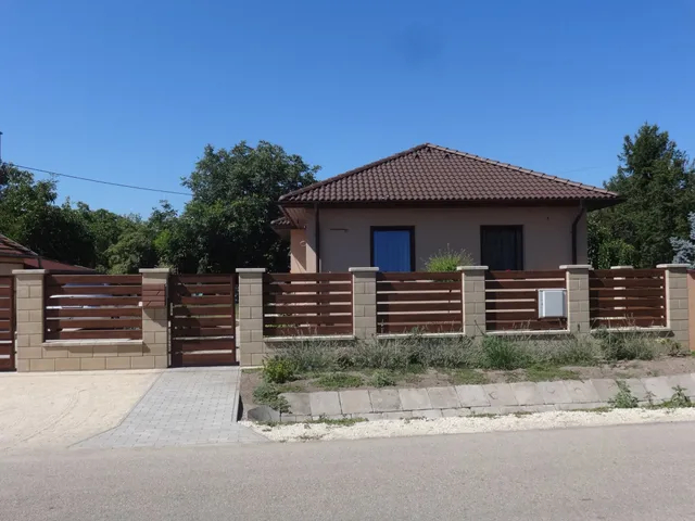 Eladó ház Tiszakécske, Városközpont utca 100 nm