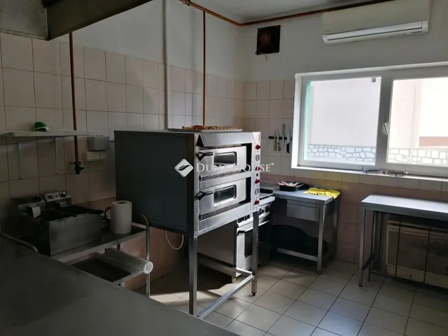 Eladó kereskedelmi és ipari ingatlan Gávavencsellő, Hősök tere 440 nm