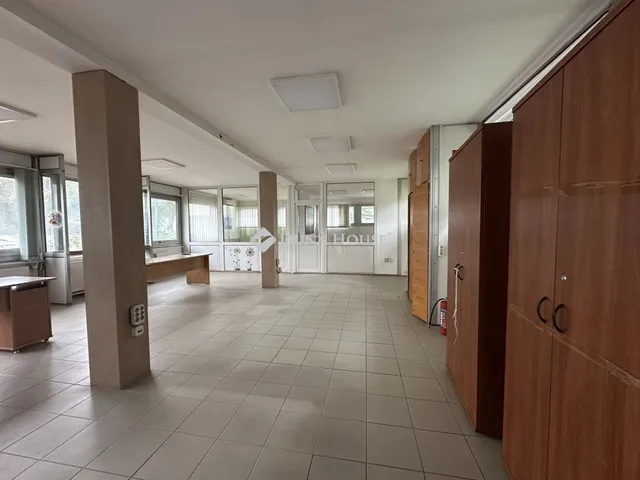 Kiadó kereskedelmi és ipari ingatlan Nyíregyháza 130 nm