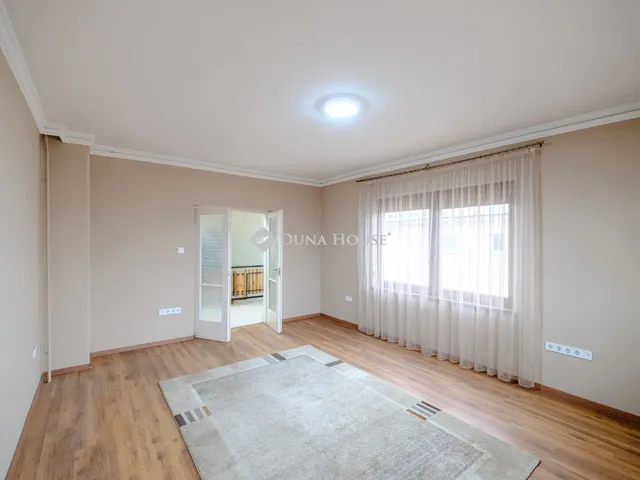 Eladó ház Újfehértó, Béke tér 200 nm