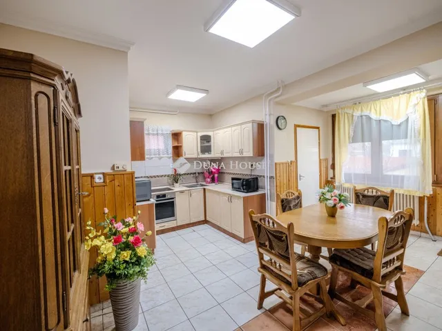 Eladó ház Újfehértó, Béke tér 200 nm