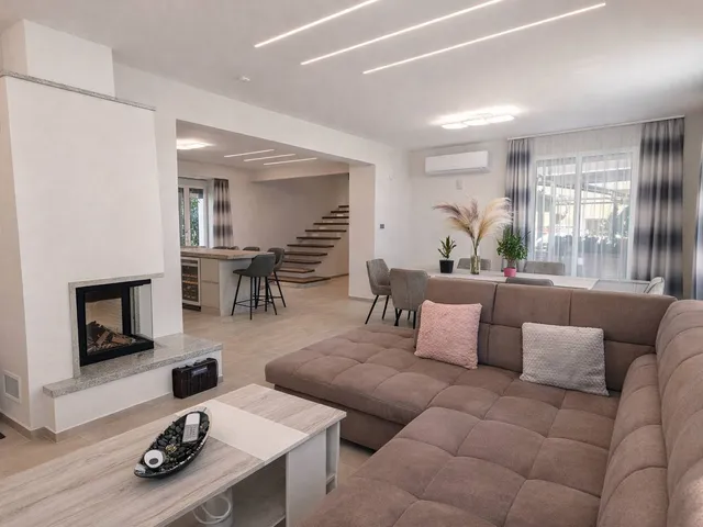 Eladó ház Győr, Bácsa 230 nm