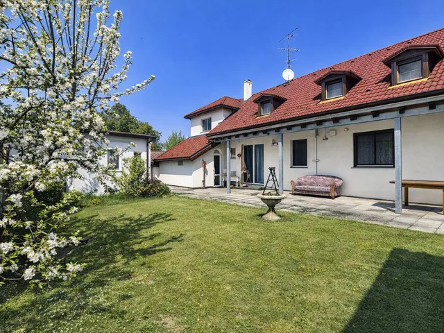 Eladó ház Lipót 393 nm