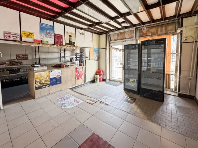 Eladó kereskedelmi és ipari ingatlan Kecskemét, Széchenyiváros 65 nm