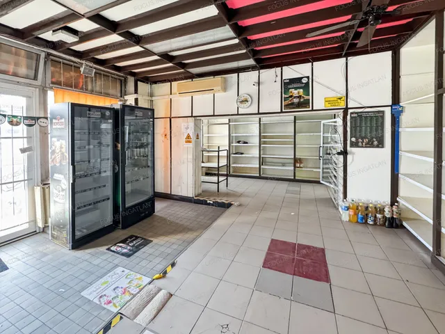 Eladó kereskedelmi és ipari ingatlan Kecskemét, Széchenyiváros 65 nm